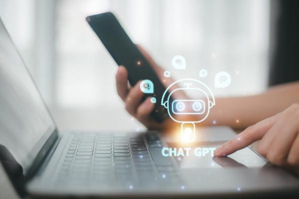 Un trader investiga en sus equipos móviles qué es Chat GPT.